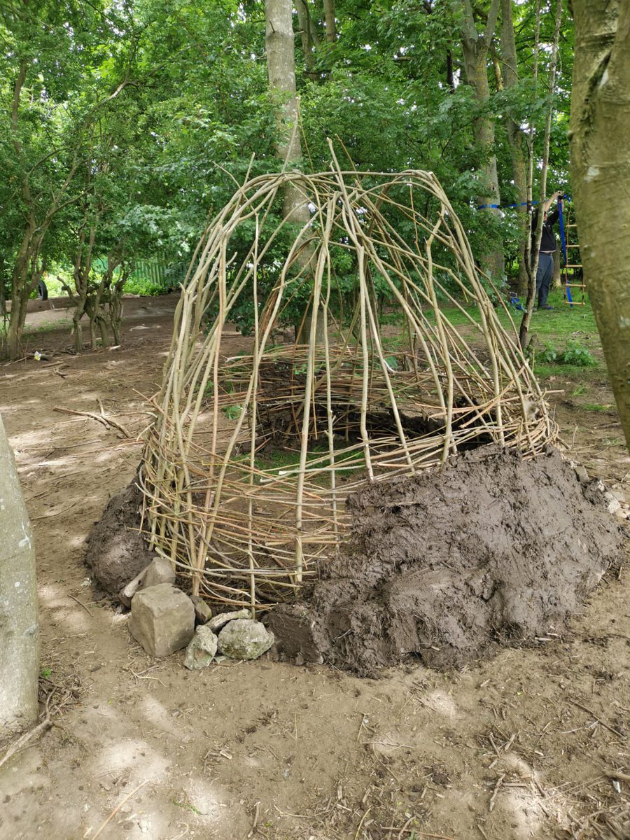 Play_Bradford's tweet photo. Mud hut building at @sandalps today with our Mobile Adventure Play team! What a great way to start the week 🤩👏🏾 #SummerofPlay #bradford2025 @TheBigSwing https://t.co/rQs7FedqnC