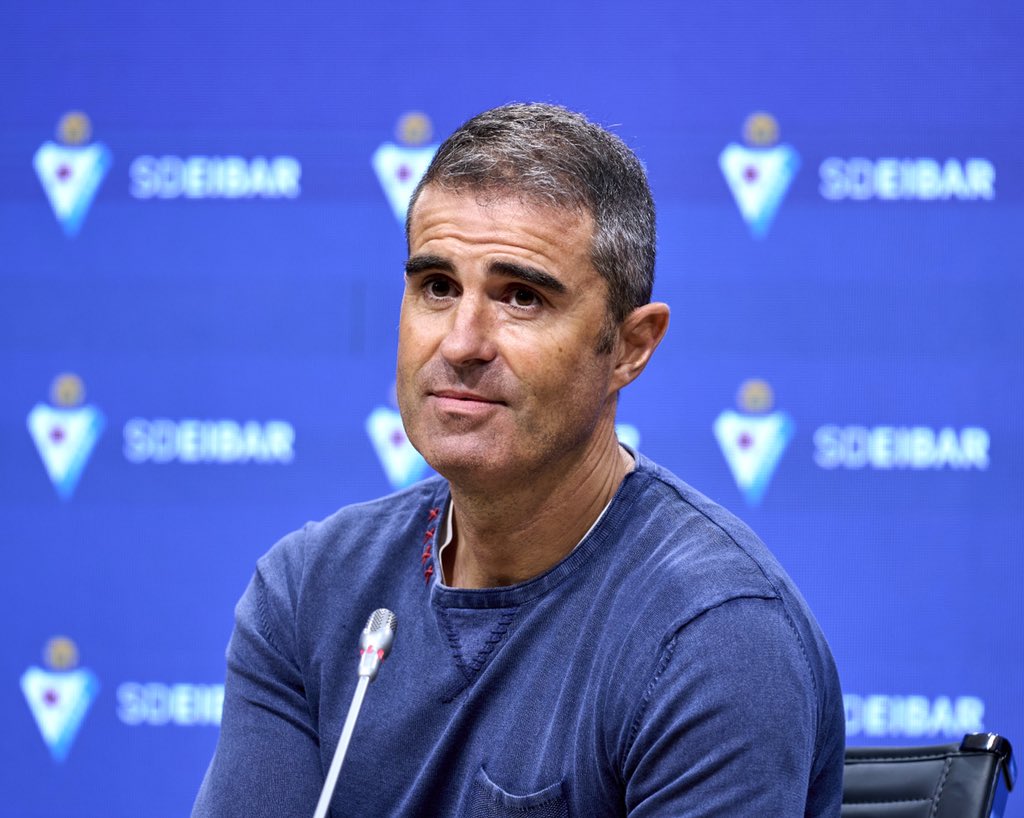 Presentación a los medios de Gaizka Garitano. El vizcaíno ya está a los mandos de la <a href="/SDEibar/">SD Eibar</a> para intentar retornar al equipo a primera división.
•
•
📸: <a href="/AlcobaIon/">Ion Alcoba Fotografía</a>