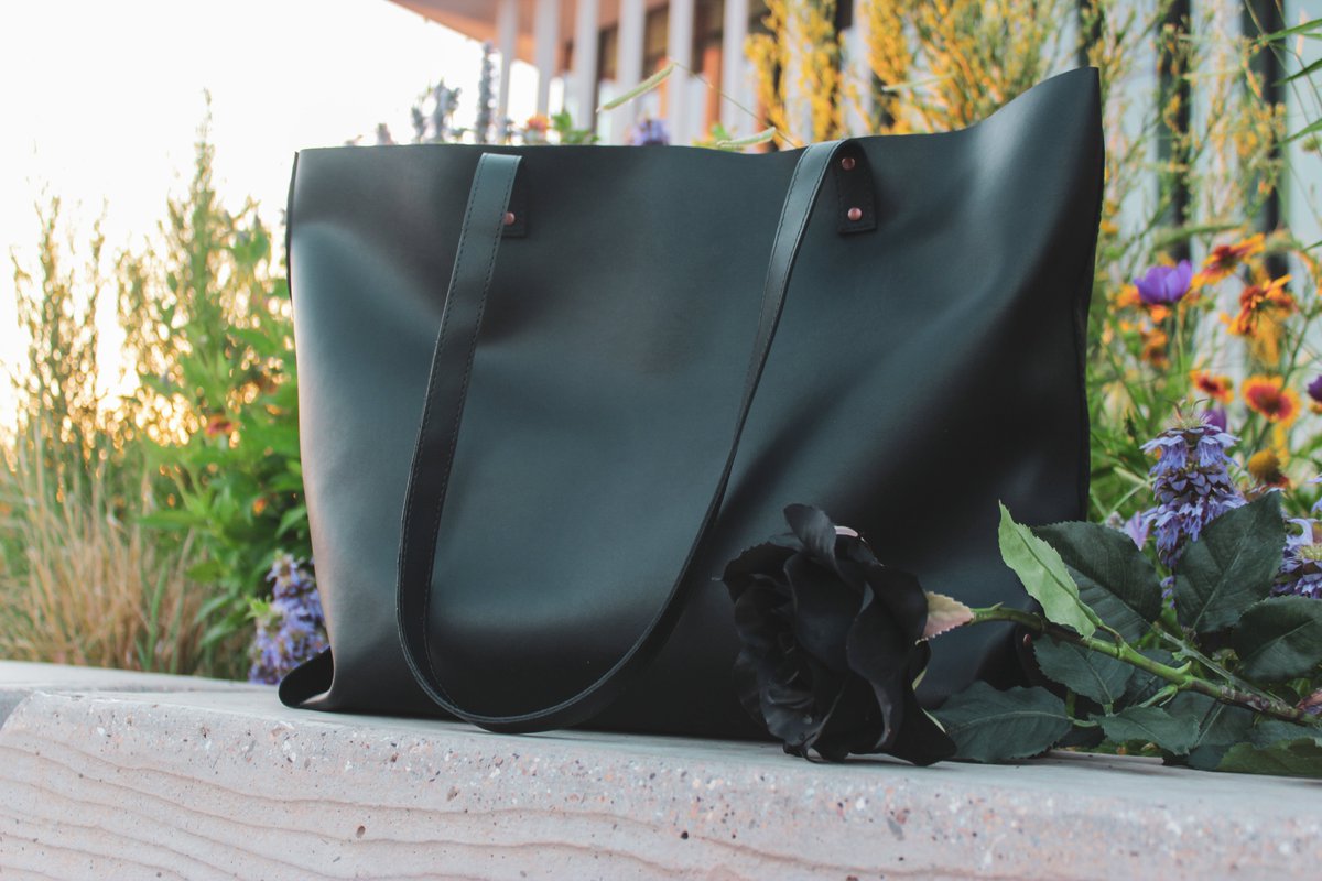 NateTheSkat3's tweet image. Hey everyone I'm an independent designer that has been working on starting a sustainable handbag brand using a plant based 🌱 leather! My first bag is a tote that will be releasing June 22 I don't have much a social media presence so every like rt, and follow means the world! :)