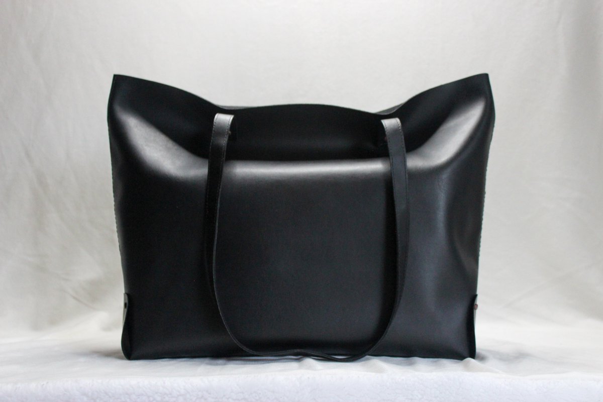 NateTheSkat3's tweet image. Hey everyone I'm an independent designer that has been working on starting a sustainable handbag brand using a plant based 🌱 leather! My first bag is a tote that will be releasing June 22 I don't have much a social media presence so every like rt, and follow means the world! :)