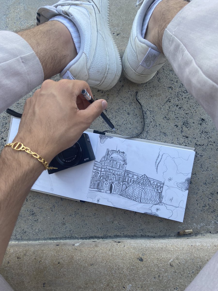 lucaslejedi's tweet photo. J’ai dessiné au Louvre aujourd’hui 🤍 https://t.co/XLy6UWGifn