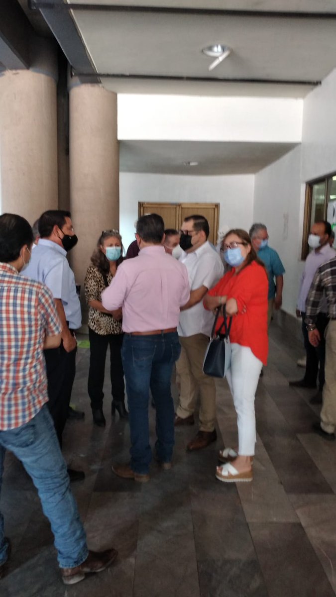 elmitoteromx's tweet image. Para protestar por el que consideran un pésimo y costoso servicio de los registros públicos de la propiedad y de comercio, un grupo de abogados y ciudadanos mantiene bloqueado el acceso a las oficinas @Icreson_

#ElMitotero