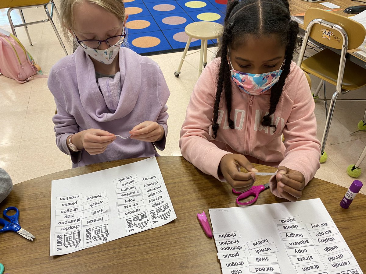 MijoWhite77's tweet image. Vowel Houses in small group! #ccsrise2021 #honeycutt @CCSSuptConnelly @sdhaley1 @mellottahill1 @jenlloyd16 @NatalieGodwin #litnccs