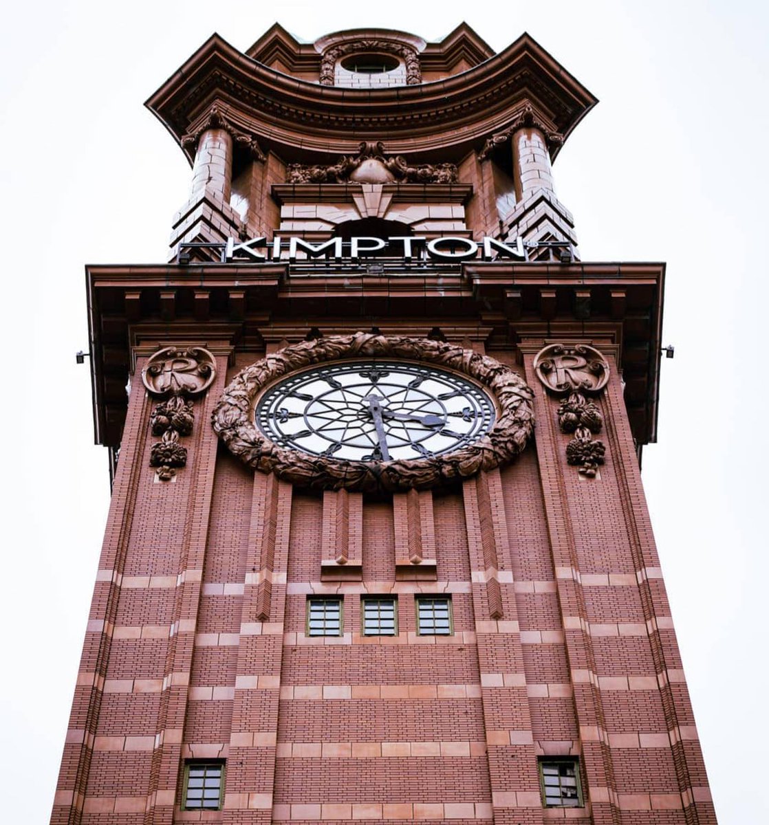 What time is it? 🕰 
.
We agree it’s a very nice clock picsbymichaelt 
.
#kimptonclocktower #kimptonclocktowerhotel 
#manchester #clocktower #clockwork #bigclock