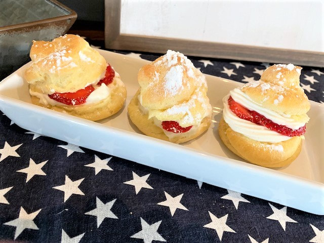 HomeBaking's tweet photo. Father's day is coming up and here's a dessert that will certainly impress! Cream Puffs with Strawberries and Cream, delicious. Get the recipe from --> Hudson Cream Flour  https://t.co/XR7rMyQlKv #hbateachbaking #bakinglessons #fathersdaydesserts https://t.co/yFbLJFrrMb