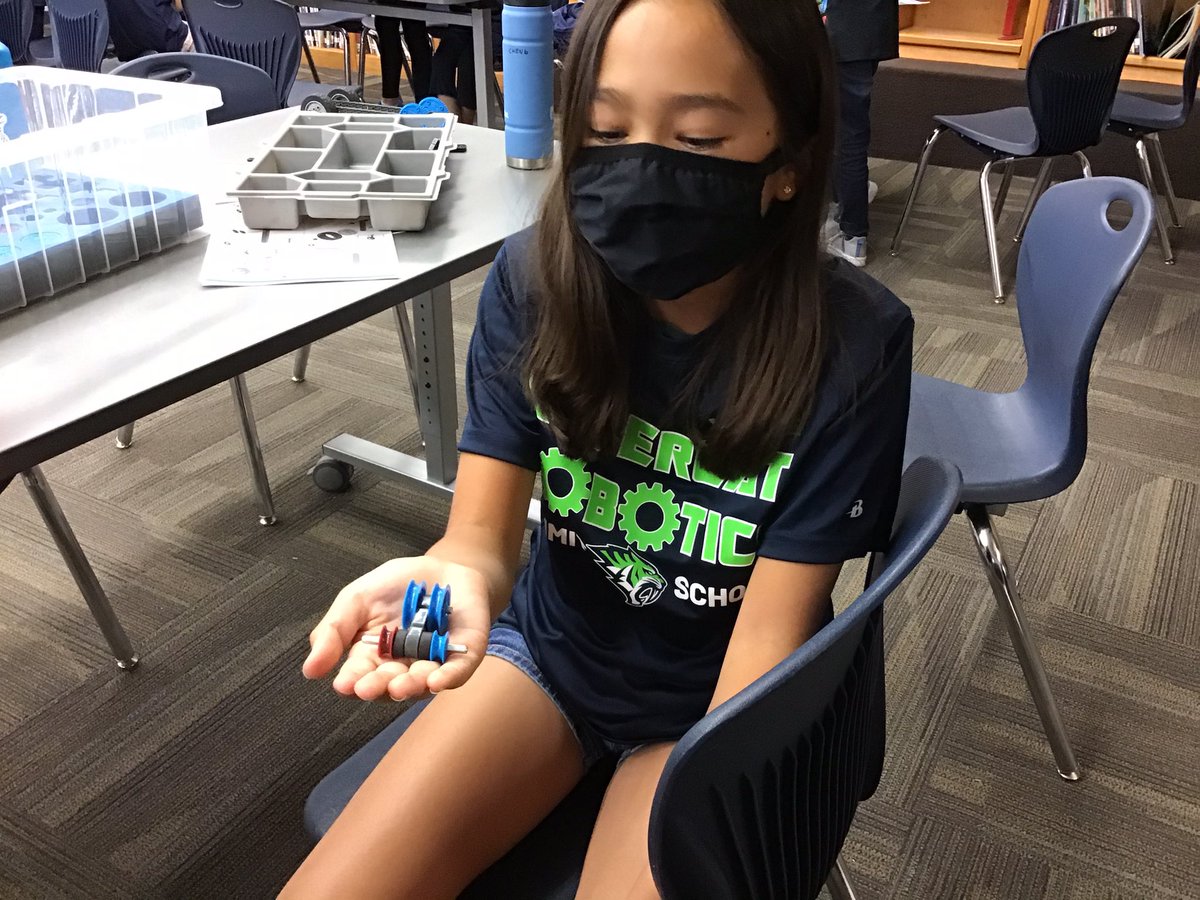 JeremyCD's tweet photo. VEX IQ Robotics Camp has started. Building a free moving vehicle. #vexiq @VEXRobotics @SummitSchoolAhw #SuccessatSummit #Robotics https://t.co/ZR3dlvvnW8