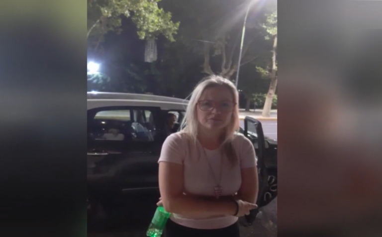 C5N's tweet photo. Denuncian que Carolina Piparo le ofreció $2.000, un celular y zapatillas a uno de los jóvenes atropellados por su marido el 1° de enero en La Plata https://t.co/2hX637YCej https://t.co/LP6eXND1Y4