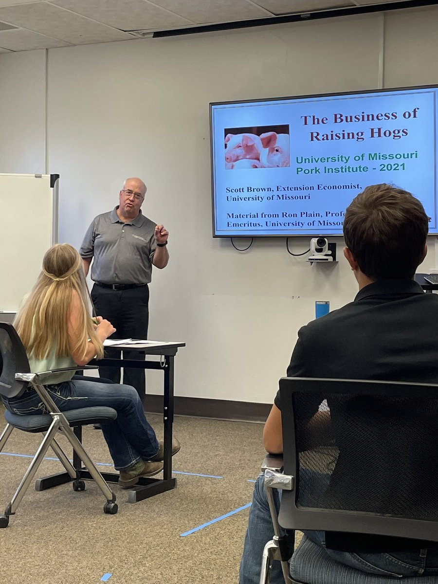 CarlsonmMarcia's tweet photo. 2021 Pork Institute learning the Business of Raising Hogs from @MUScottBrown #2xAg2030 #Extendag https://t.co/98NOwguioY