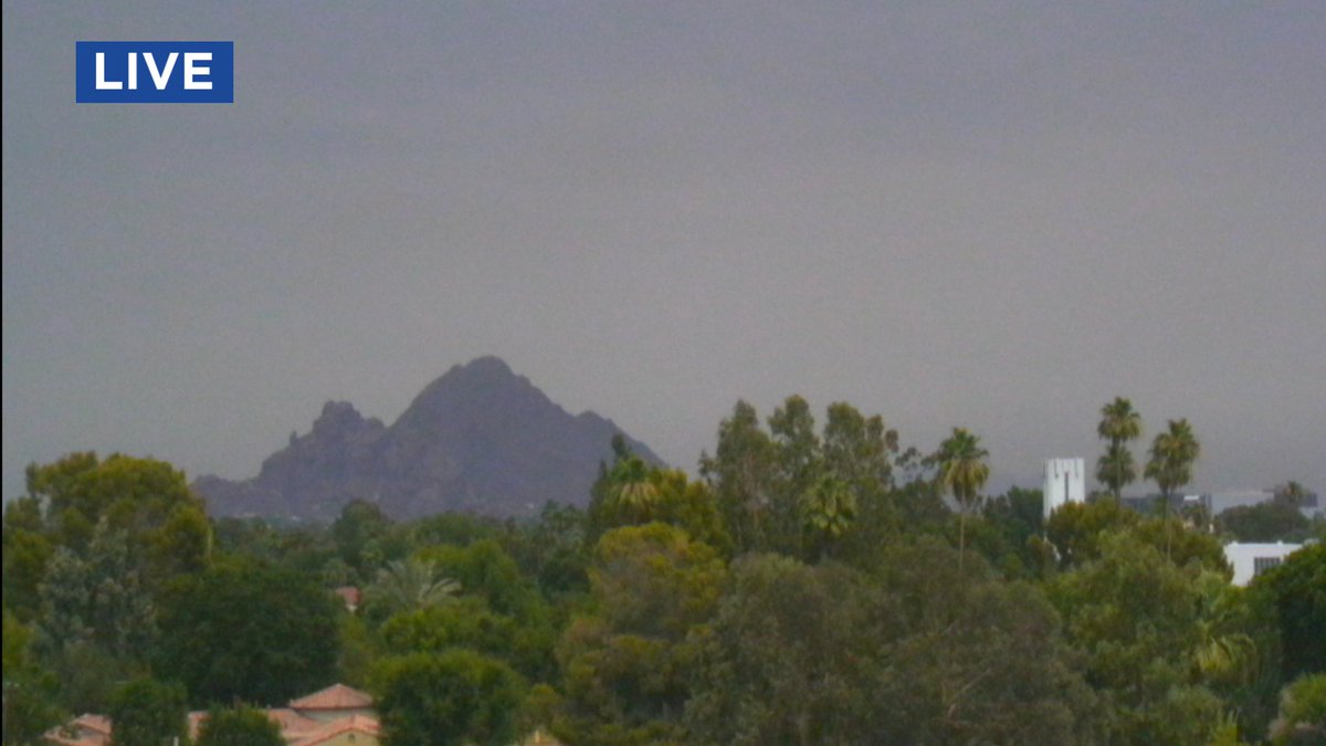 SeanOnTV's tweet image. YES...that is smoke from the wildfires to the east. @ArizonaDEQ correctly predicted this with their smoke forecast on the right. To the left, the view from Central PHX looking east to Camelback. Latest on the fires here:azfamily.com/news/arizona_w… #TelegraphFire #MescalFire
