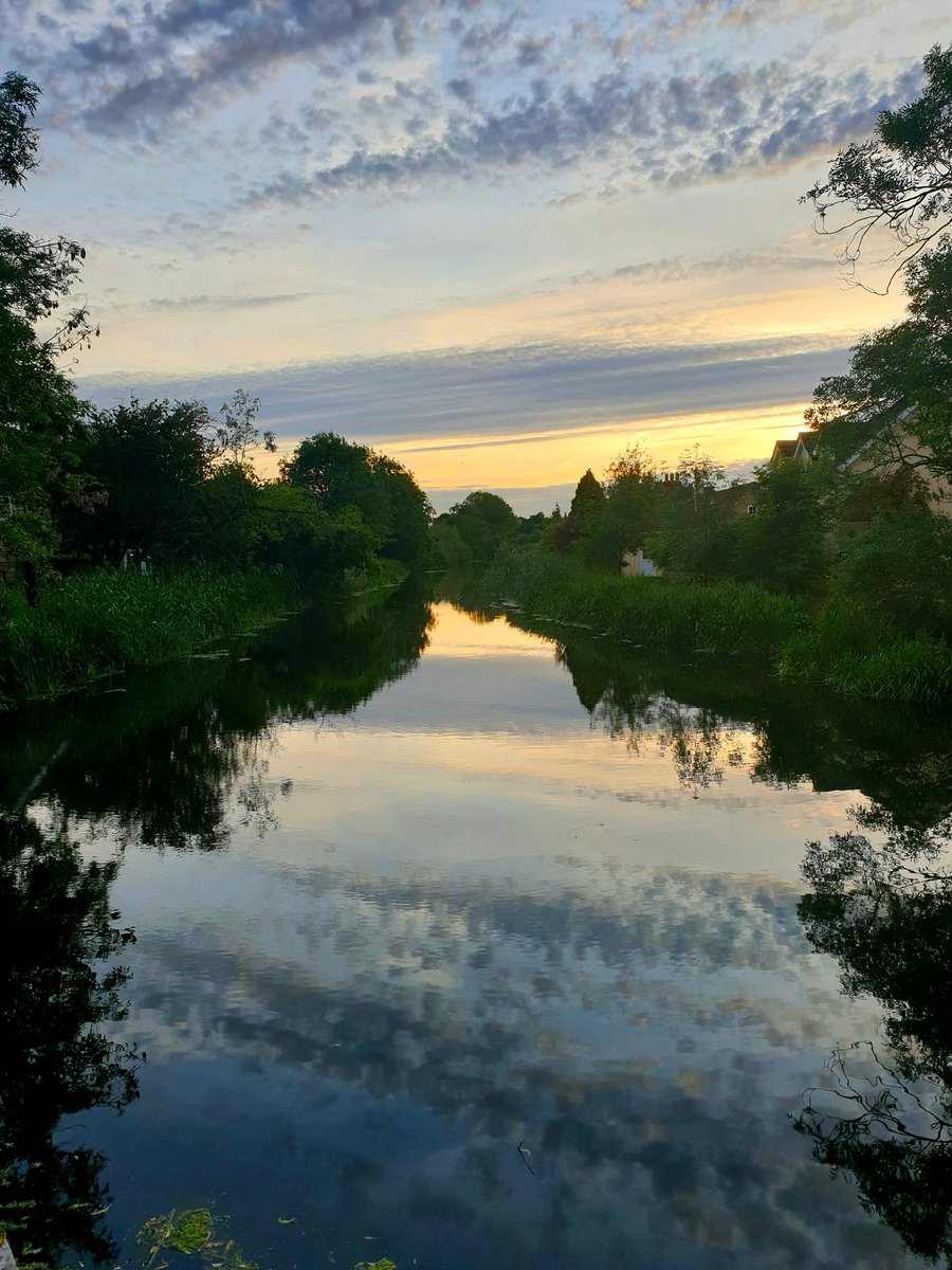 Glorious walk this evening to end a good day. Working at the office today, busy and loving it. Came home, cooked dinner, watched football with my boy, then out for a walk, so lucky this is on my doorstep. Now in bed with my book. Loving the fact I'm loving Mondays! Nite all xx