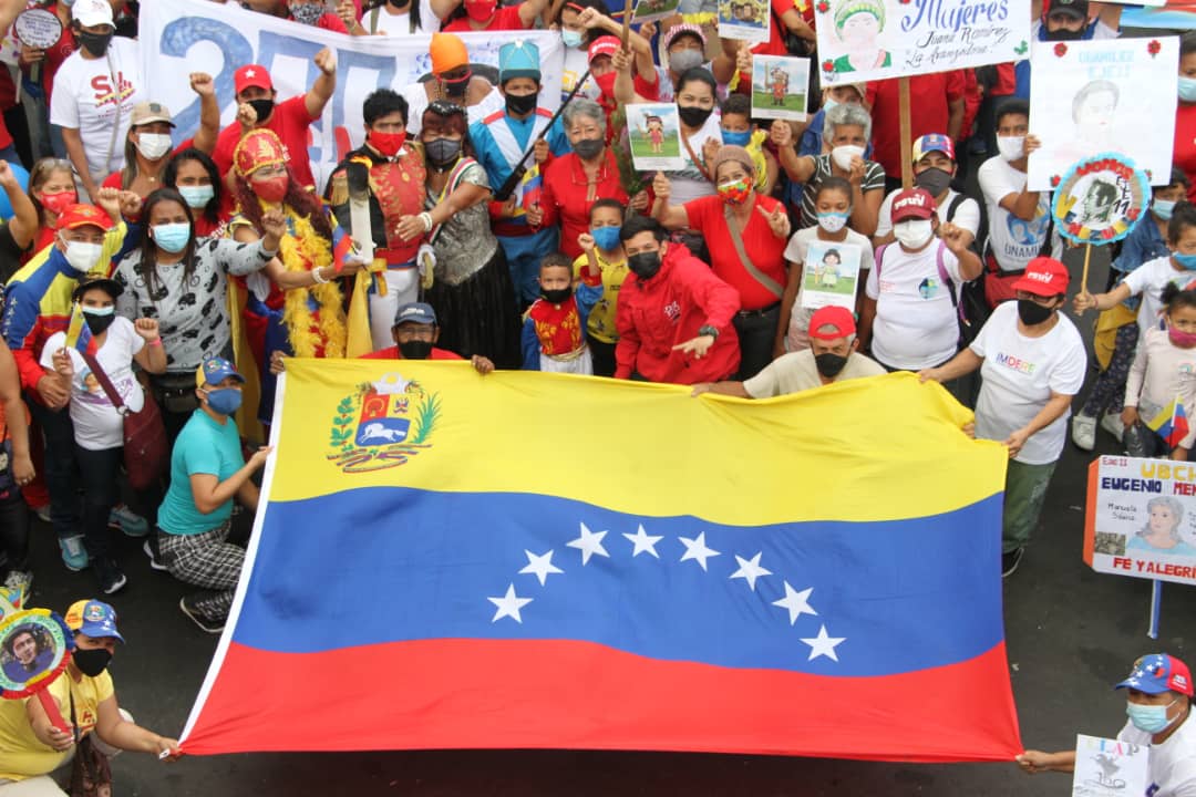 ErikaPSUV's tweet photo. La Antorcha Bicentenaria recorrió la parroquia Sucre junto al pueblo para celebrar los Juegos Comunales Caracas Caribe Edición Bicentenario 2021. Nos unimos en la alegría, el deporte y en la conciencia histórica plena que debemos tener.
¡Viva nuestro pueblo victorioso! https://t.co/2J7ZgcIfyk