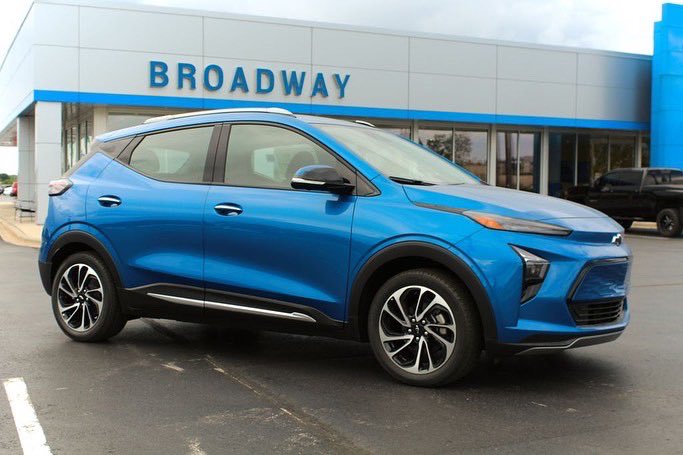 BroadwayAutoGB's tweet photo. INTRODUCING the ALL-NEW 2022 Chevy Bolt EUV! It’s all-electric with 247 miles of EPA-estimated range and goes 0-60 in 7 seconds. Includes an 8-year 100,000 mile battery warranty. Test drive today at Broadway on Ashland. #bolteuv2022 #itselectric⚡🔌 https://t.co/RrSPGlxh2m