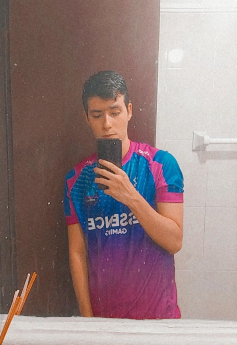 Me encanta esta camiseta 🔥💜

PD: ese espejo está mas sucio que los que juegan Teemo support