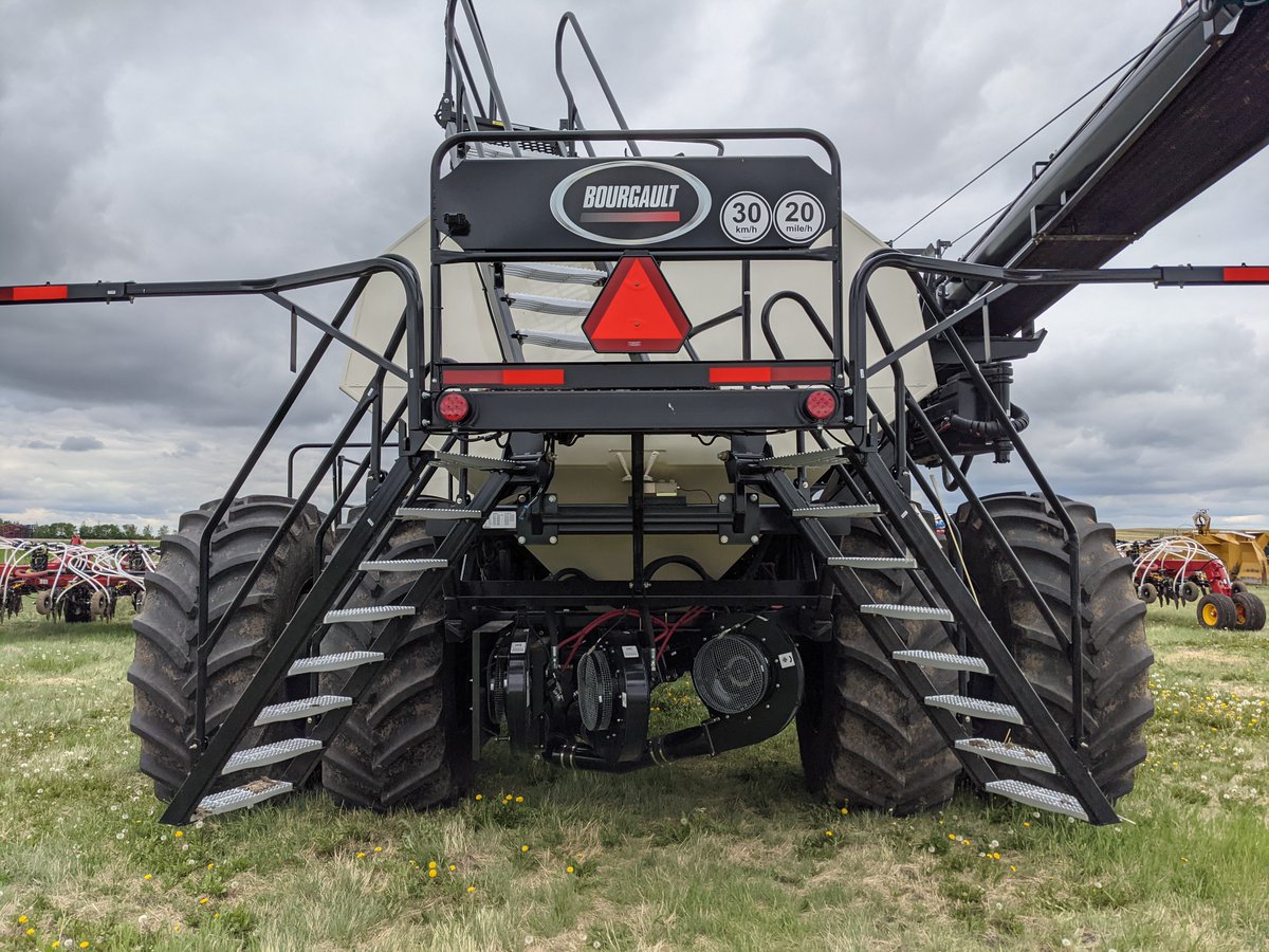 airguardinc's tweet image. Just saw the new Bourgault 91300 cart. We look forward to putting 3 Blockage Prevention Systems on this impressive machine in the future! Keep up the good work manufacturers of SK! #plugfree #farm365
