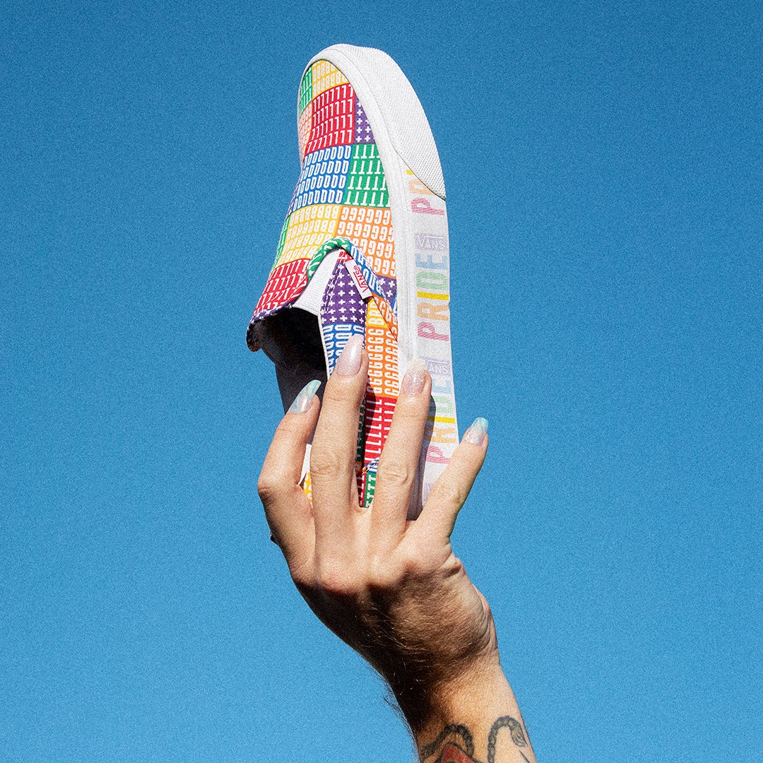 Vans_Py's tweet image. Celebramos la libertad de expresión y el amor de la comunidad LGBTQ+ con la colección Vans Pride, diseñada para apoyar a una sociedad más inclusiva e igualitaria. Vans donará un total de 200 mil USD a cuatro organizaciones alrededor del mundo para apoyarlos en su misión.

#pride