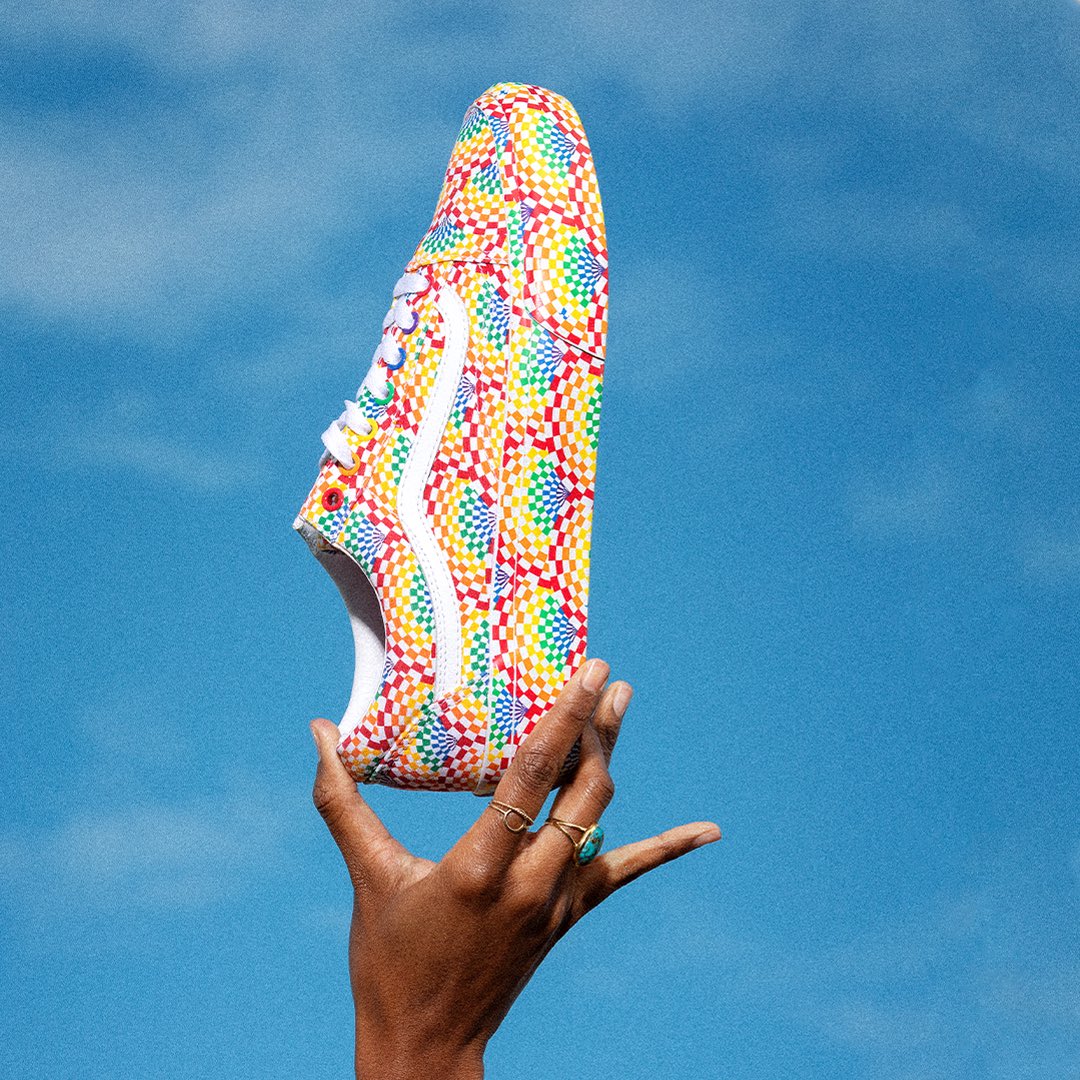 Vans_Py's tweet image. Celebramos la libertad de expresión y el amor de la comunidad LGBTQ+ con la colección Vans Pride, diseñada para apoyar a una sociedad más inclusiva e igualitaria. Vans donará un total de 200 mil USD a cuatro organizaciones alrededor del mundo para apoyarlos en su misión.

#pride