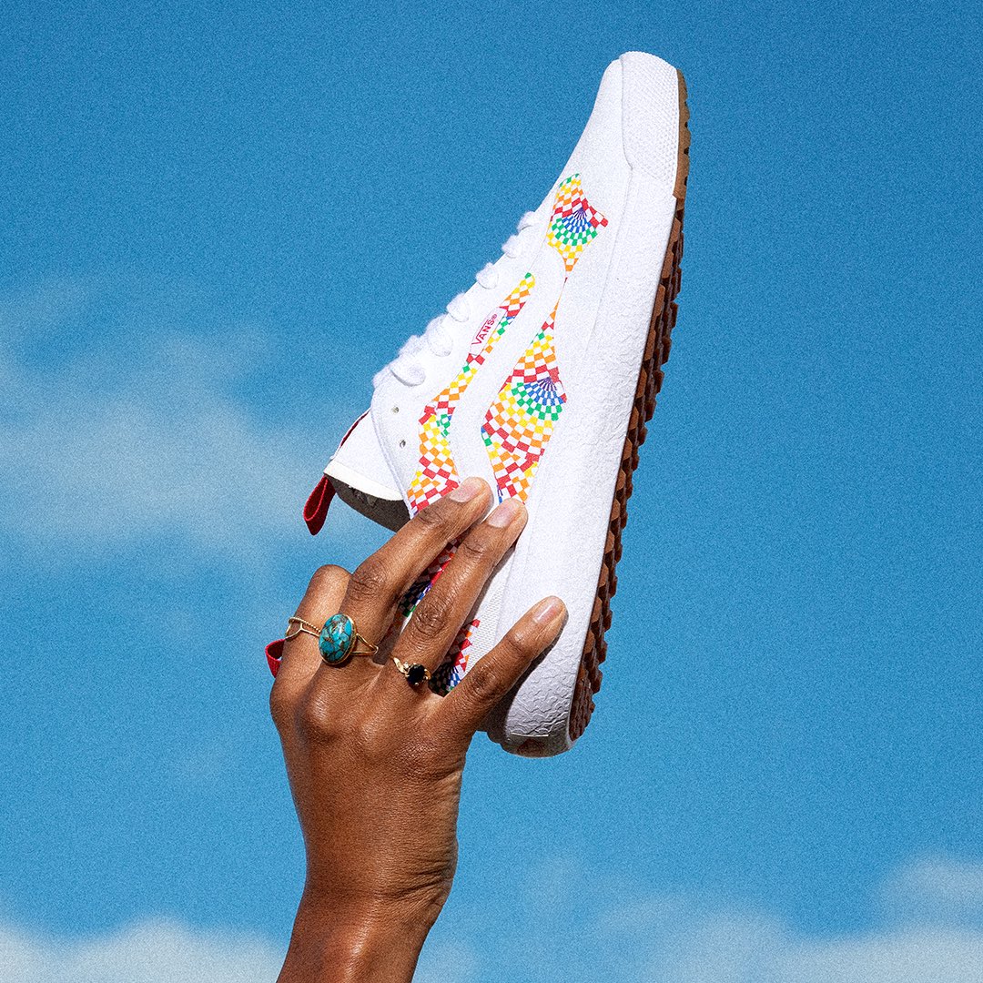 Vans_Py's tweet image. Celebramos la libertad de expresión y el amor de la comunidad LGBTQ+ con la colección Vans Pride, diseñada para apoyar a una sociedad más inclusiva e igualitaria. Vans donará un total de 200 mil USD a cuatro organizaciones alrededor del mundo para apoyarlos en su misión.

#pride