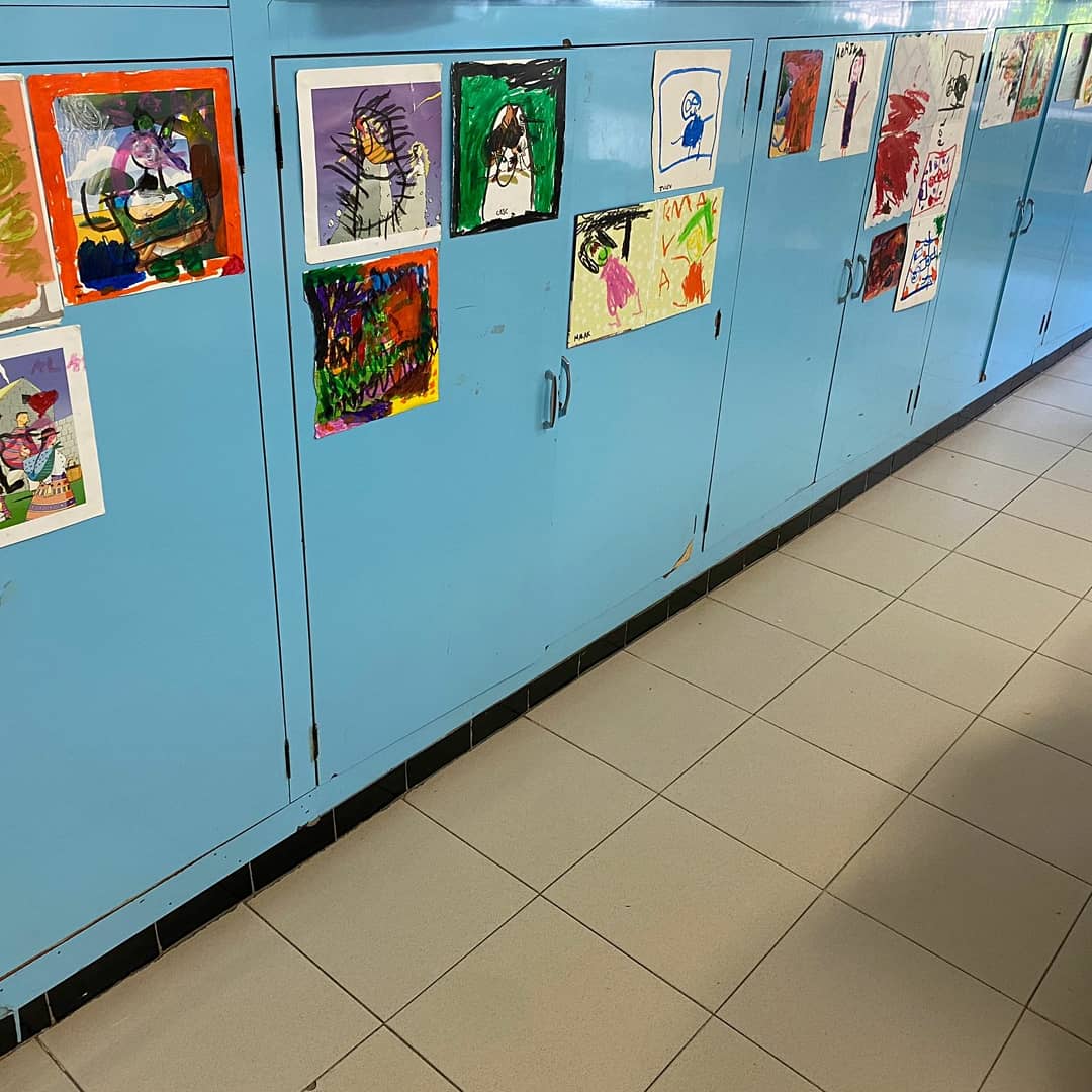 FedacLleida's tweet photo. INFANTIL: Els nens i nenes d'I4 fan realitat el projecte @mesartescola de les @escolesfedac inspirat en l'obra del @_sirolopez_. Crear obres d'art amb contes trencats. #somcreatius #mésartalesescoles #reciclART https://t.co/tWrBNZvBt7