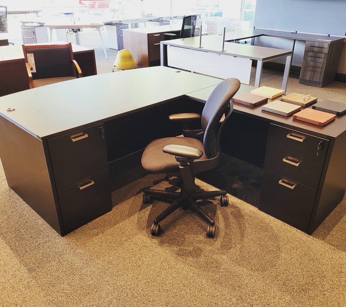 TOPSTEXAS's tweet image. Try the Amber series bow-front desk at our Design Center located at 11055 N IH-35, Austin TX 78753. This laminate L-shape is available in 6 finish options (shown in Black Cherry) @cherrymanindustries *Leap chair sold separately...😍#officefurniture #austintexas #atxlife #office