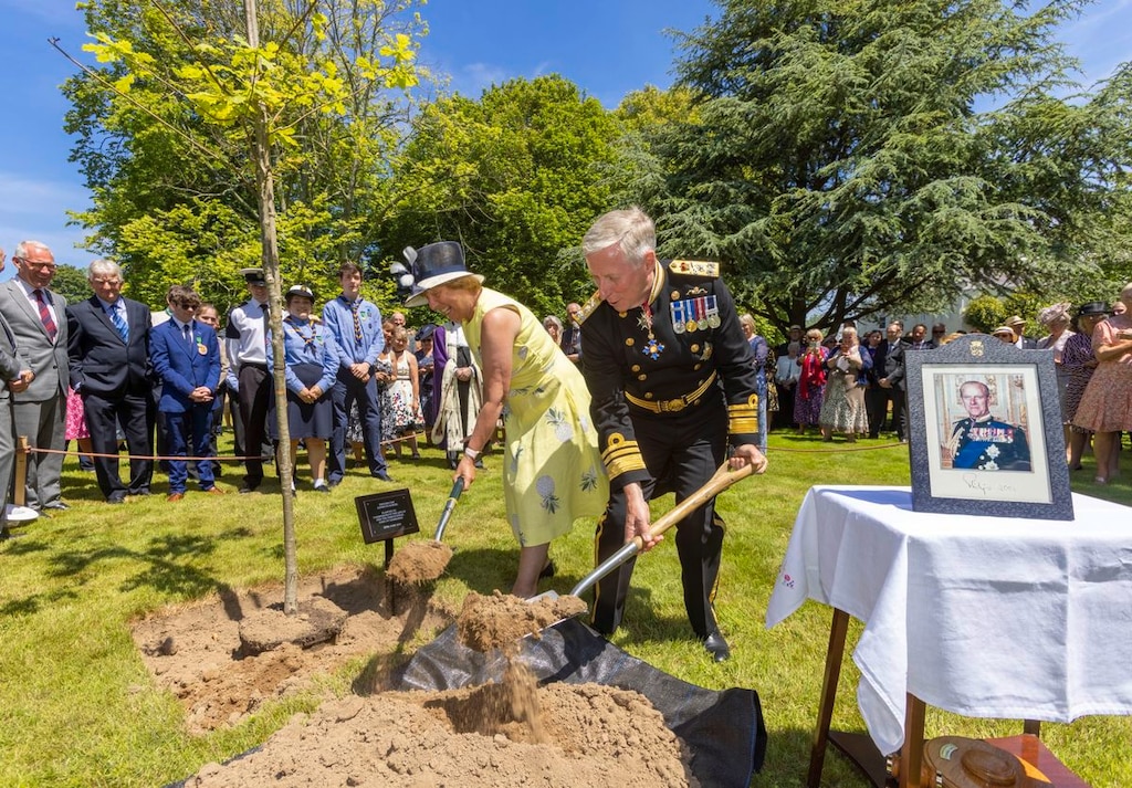 Guernsey Trees for Life (@treeman0) on Twitter photo Very proud to have been at Queen's official birthday celebration assisting His Excellency and Lady Corder plant an English oak in memory of HRH The Duke of Edinburgh. Launching our contribution to the Queen's Green Canopy campaign <a href="/QGCanopy/">The Queen's Green Canopy</a> #Tree #Guernsey Very proud to have been at Queen's official birthday celebration assisting His Excellency and Lady Corder plant an English oak in memory of HRH The Duke of Edinburgh. Launching our contribution to the Queen's Green Canopy campaign <a href="/QGCanopy/">The Queen's Green Canopy</a> #Tree #Guernsey