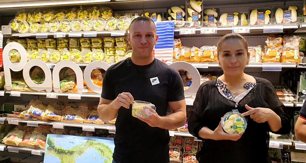 radiopanama's tweet photo. Supermercados de Israel comienzan a vender Piñas de Panamá, importadas por el Tratado de Libre Comercio Firmado. Fotos cortesía de la Embajada de Panamá en Israel. #RadioPanama #Panama https://t.co/QOfNXhZVPF