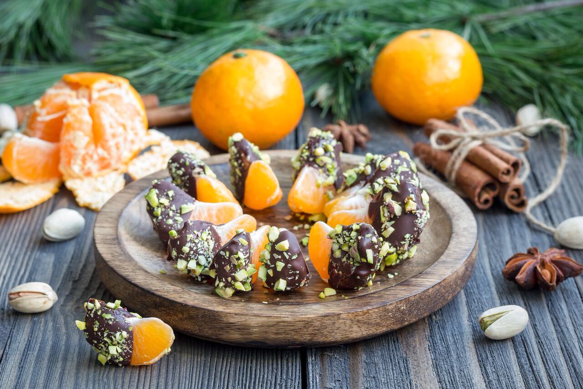FruitsfromChile's tweet photo. Snacktime just got a whole lot easier (and tastier!) Indulge in these chocolate covered Clementines for a healthy snack or dessert option that you'll be making on repeat all Summer long. https://t.co/lkcrlGdLrn
