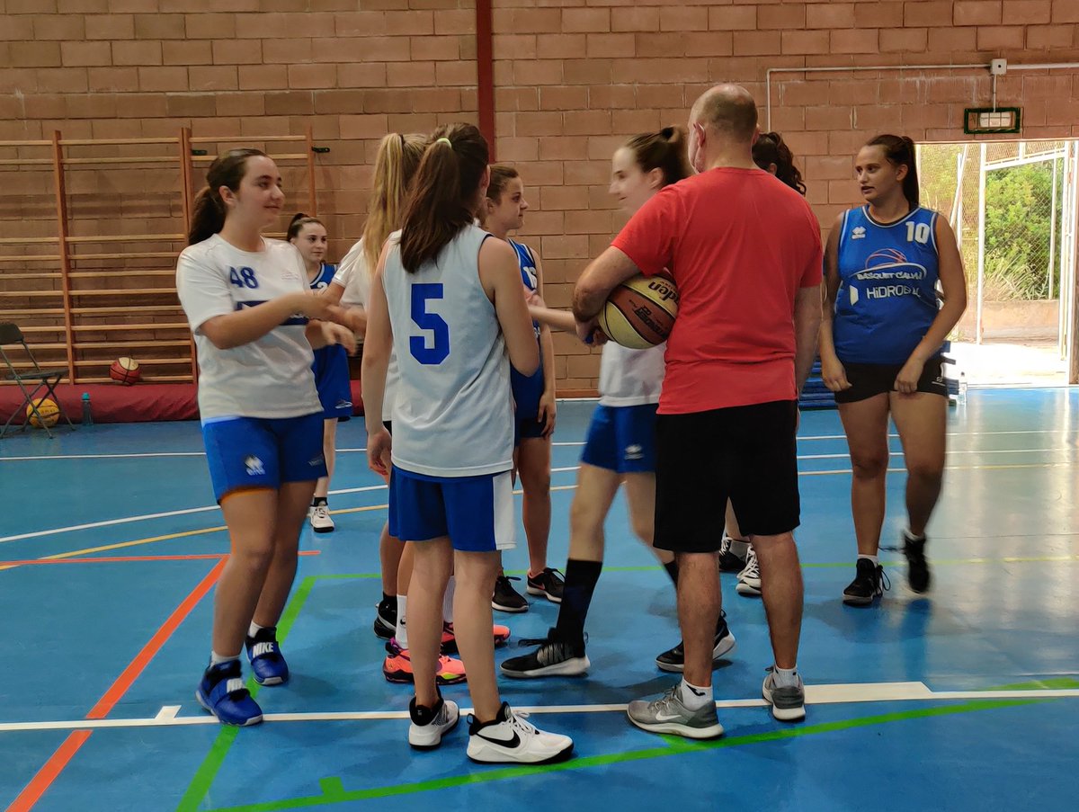 basquetcalvia's tweet photo. STAFF TÉCNICO 🗣️ @juananserra7 (director técnico de @cbjllucmajor_ y miembro del staff de la Federación Española) ha realizado una formación para los entrenadores de nuestro club

🧑‍🏫 Ha impartido una clase de "Táctica en categorías de formación a partir de la técnica individual" https://t.co/2SSQ0zEU4q
