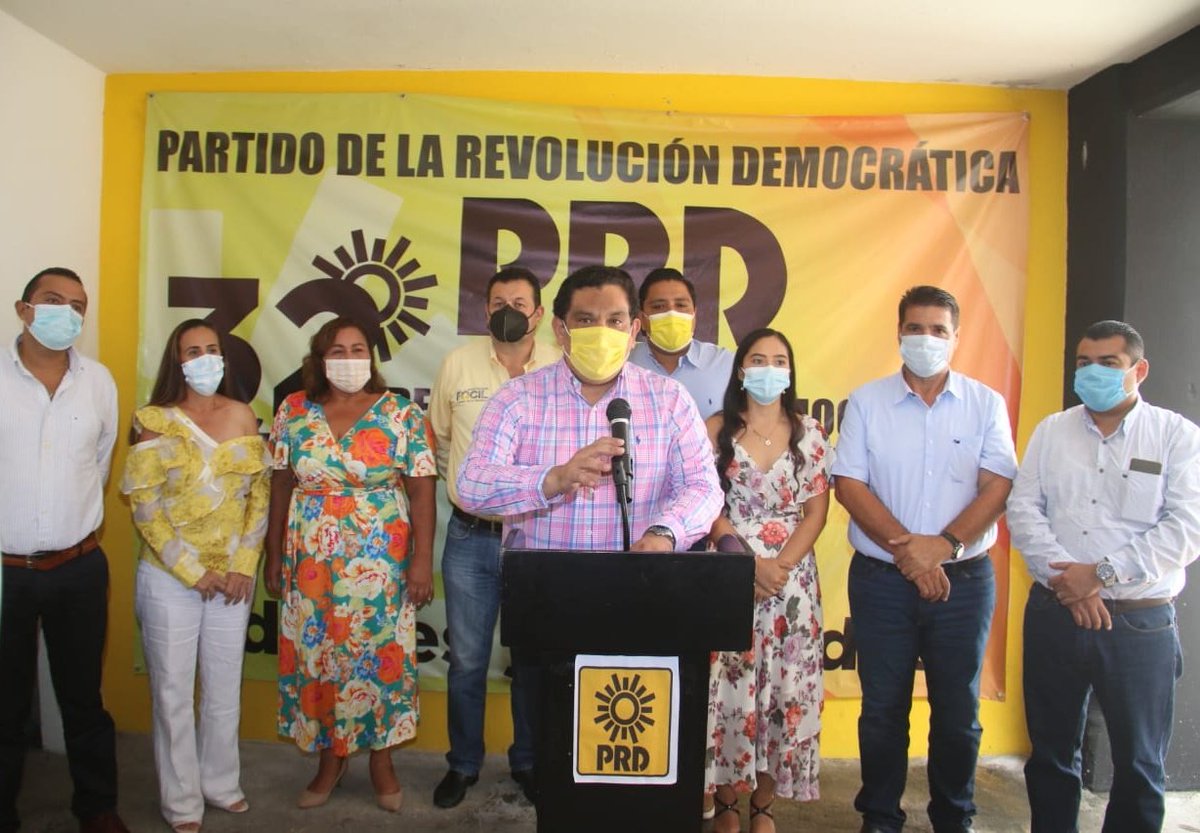 PRDTabasco1's tweet photo. En compañía del Senador @jmfocil y el Diputado Local, Nelson Humberto Gallegos, el presidente de la Dirección Estatal Ejecutiva, Javier Cabrera Sandoval, entregó constancia de validez a las y los nuevos Diputados Locales y Regidores del #PRD. https://t.co/jWqELSuIpq