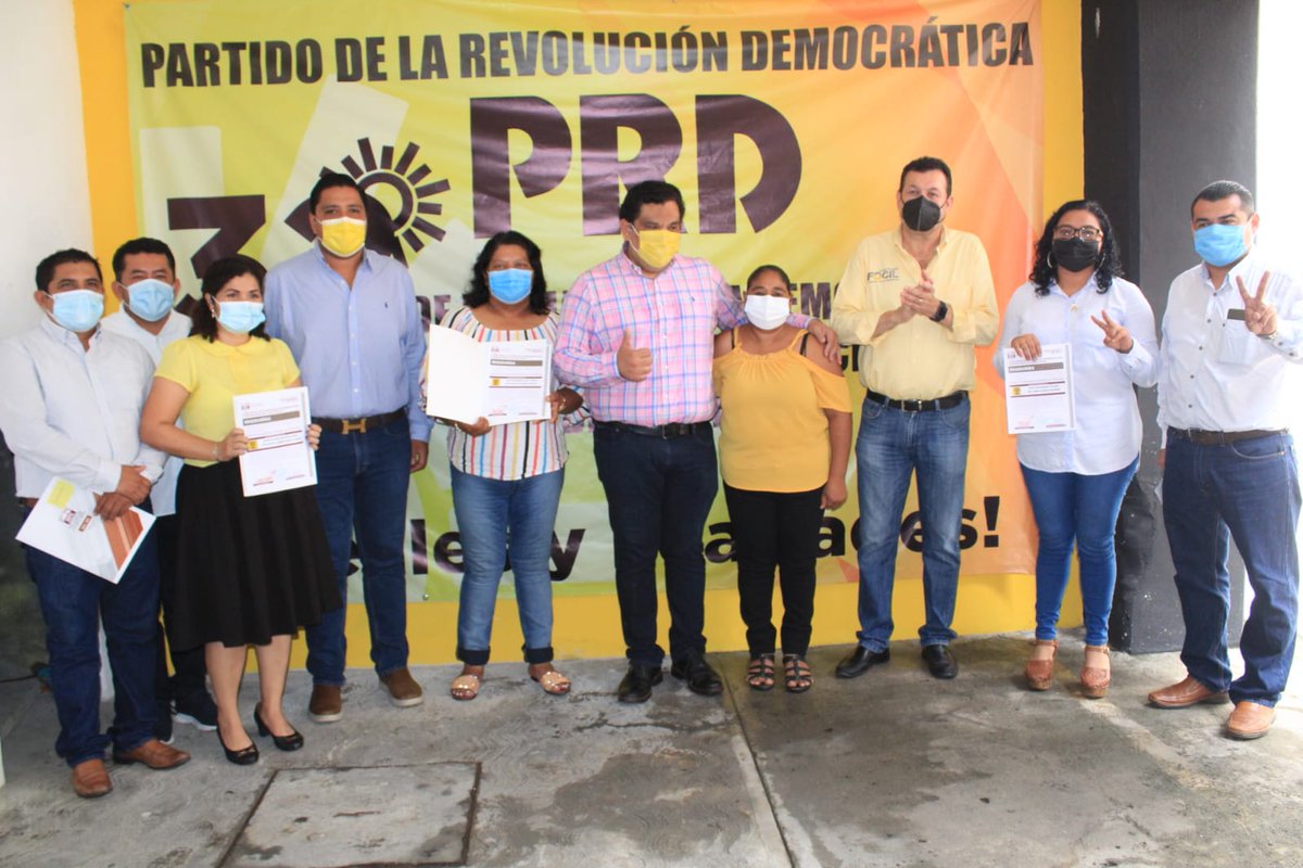 PRDTabasco1's tweet photo. En compañía del Senador @jmfocil y el Diputado Local, Nelson Humberto Gallegos, el presidente de la Dirección Estatal Ejecutiva, Javier Cabrera Sandoval, entregó constancia de validez a las y los nuevos Diputados Locales y Regidores del #PRD. https://t.co/jWqELSuIpq