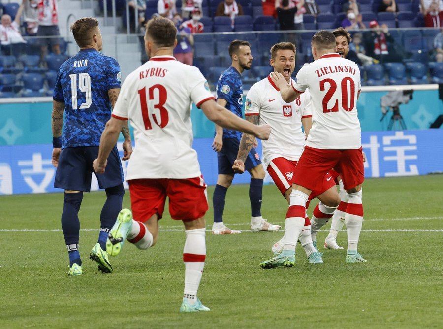 en_sscnapoli's tweet photo. 🇵🇱 | A disappointing start to #EURO2020 for Zielinski as Poland fall to a 2-1 loss

👉 https://t.co/h8yRSfyEKi

#PolandSlovakia https://t.co/GmGbLmVGts