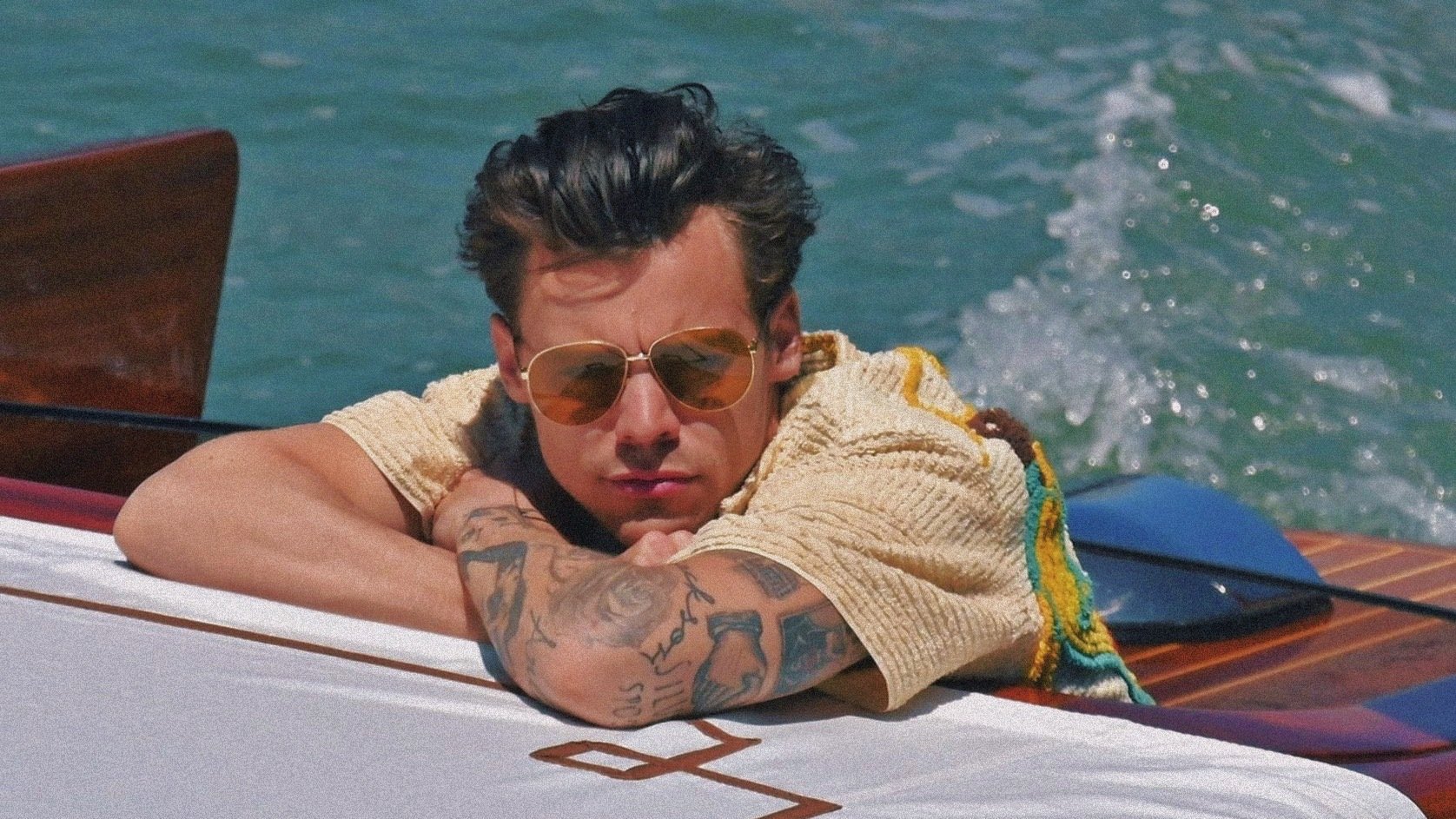 isa on X harry styles lleva distintos pares de lentes en su bolso y se los cambia dependiendo de su mood nadie me puede hacer cambiar de opinion https t EkLf5hvb6x X