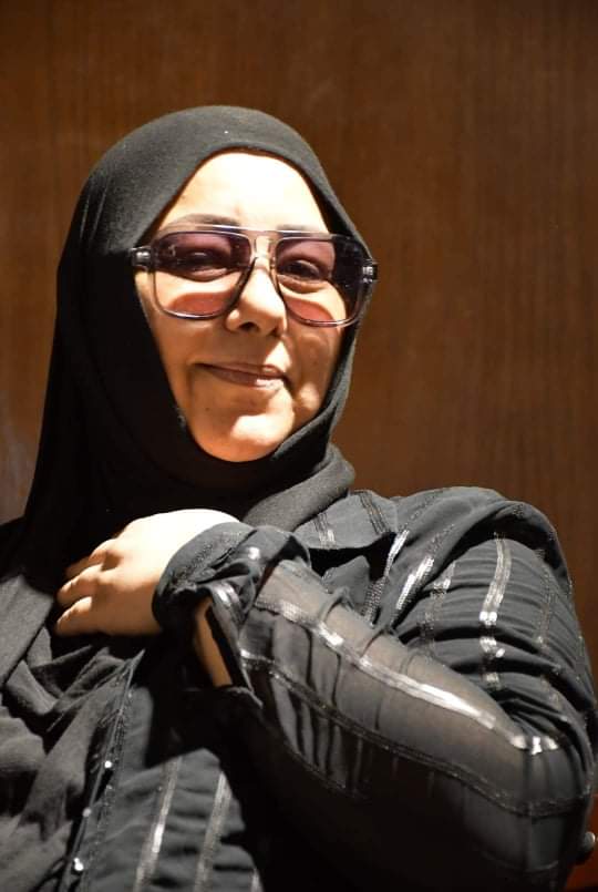 ريت الگلب بيه باب ....عيني ينطَّر واراويه 
وبعينة خله يشوف .... يابة هجرة شعمل بيه
.
..
...