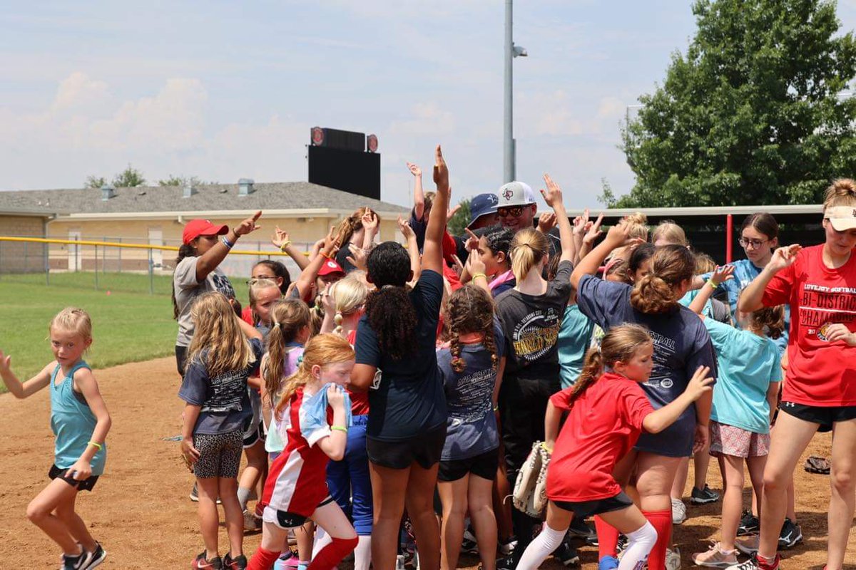 coachDJLopez's tweet photo. Great 1st Day for our K-6th grade Campers, they got after it! Dedicated to the game! Get your game right!🥎 #suave #beHARD #Lp3sports @lovejoyisd1 @SoftballLovejoy https://t.co/K6HPvXG7gX