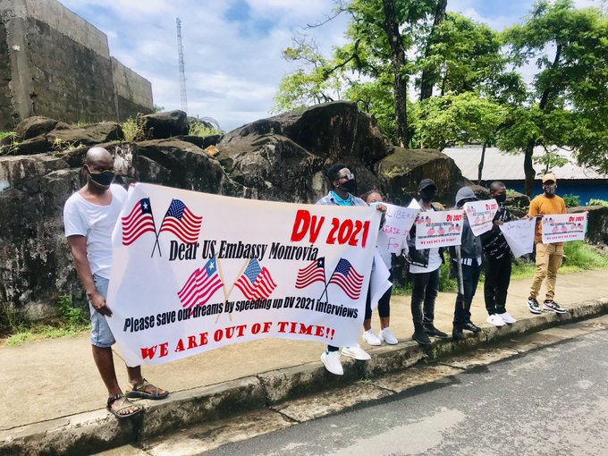 ckuck's tweet photo. #DV2021 selectees protesting in front of the US Consualate in Monrovia, Liberia today.  @Travelgov, this should NOT be necessary.  #DoYourJobs https://t.co/E5VbKbDysE