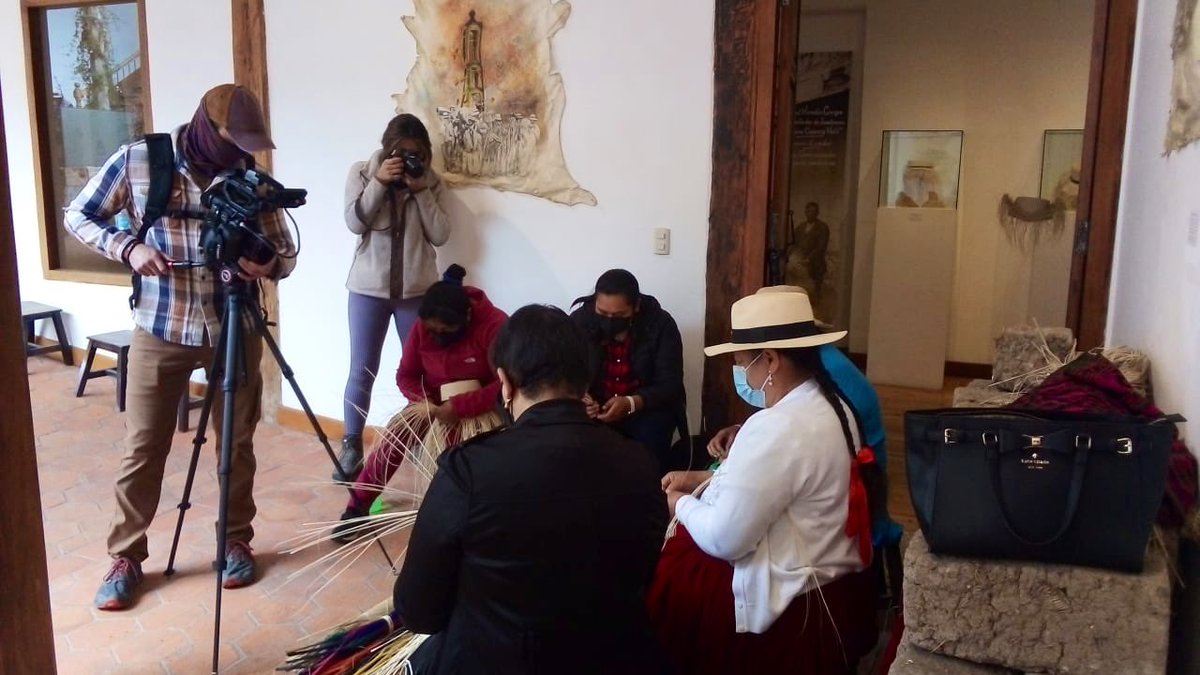 Visit_CuencaEC's tweet photo. Drea Castro también conoció las formas y técnicas de la artesanía cuencana, la historia y tradición del sombrero de paja toquilla y, los más importante, la cultura de las personas que se dedican a crear arte.

¡Así #CuencaSeReactiva para el mundo!

@pedropalaciosu
@MaAngelicaLeon https://t.co/HVZQwjrj8t