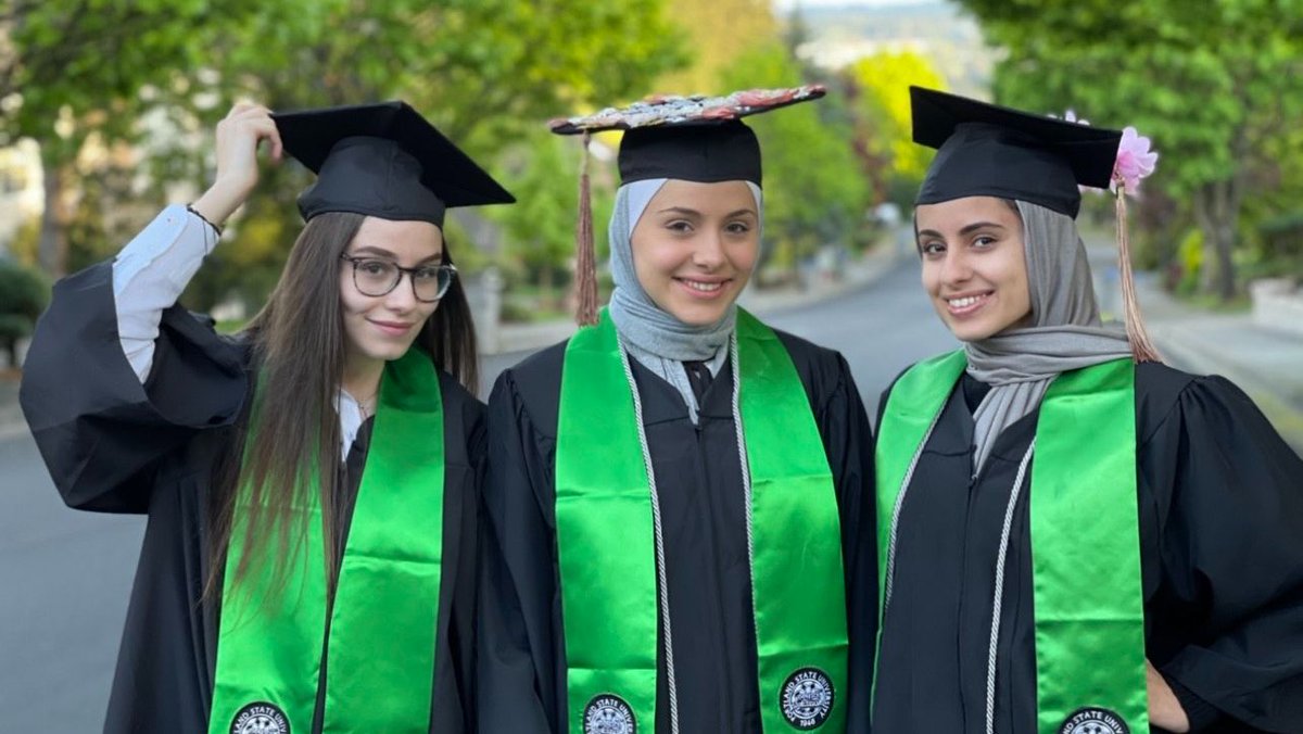 Portland_State's tweet photo. Congratulations times 3 to triplets Nour, Raneem, and Layal Obeidi β second generation PSU graduates β who all celebrated PSU's Commencement! πππ
#2021PDXgrad https://t.co/dKg4W0doIm