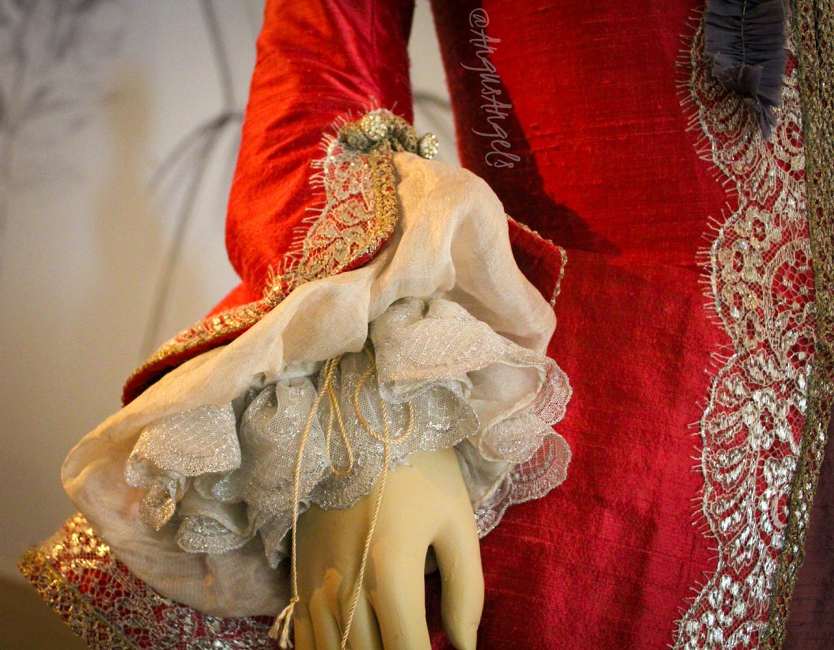 AngusAngels's tweet photo. This dress debuted at Black Jack Randall’s S2 return, worn by Annalise in the gardens of Versailles! #outlander #costume #costumes #PaleyCenter #FlashbackTo2016 https://t.co/mQ116xpYGZ