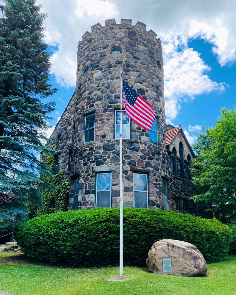 RoycroftCampus's tweet photo. #FlagDay #MottoMonday 🇺🇸 “Dreams can come true, but there is a secret. They're realized through the magic of persistence, determination, commitment, passion, practice, focus and hard work. They happen a step at a time, manifested over years, not weeks.” ~ Elbert Hubbard https://t.co/rJro2W6Cum