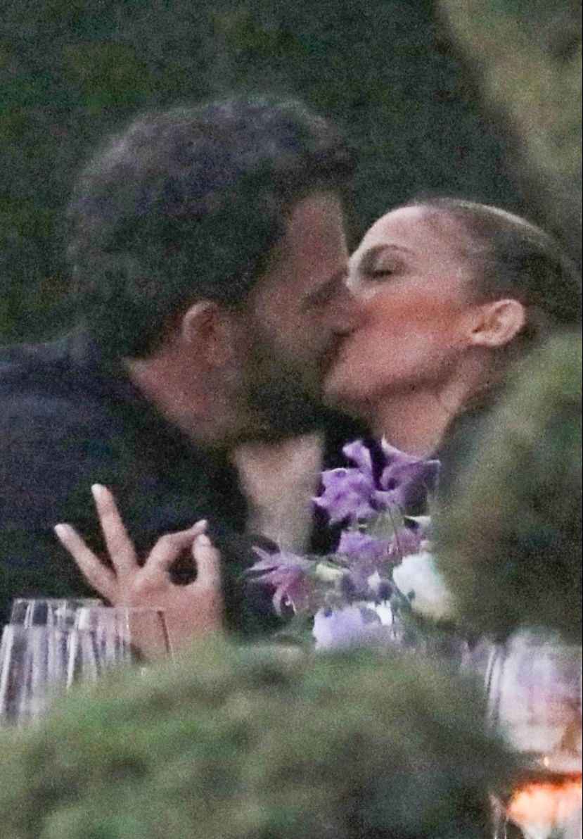 MujerD10's tweet photo. Ya fueron captados dándose amor con un apasionado beso, #JLo y #Benaffleck demuestran que vuelves a donde fuiste feliz #FelizLunes https://t.co/dmvmXj9tpU