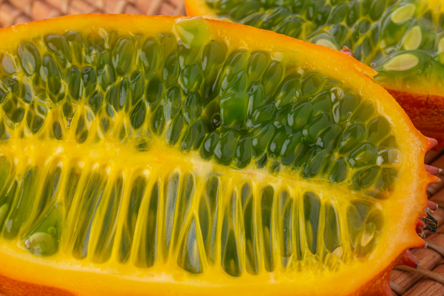 Masahito Sato على تويتر こんな果物買って食べてみた 初体験 名前はkwano Melon クワノメロン 南アフリカ原産らしい 縦半分に切ると緑のジェリーのような実が これを種ごと食べるのだ 味はというと バナナとキウイと胡瓜が混ざった感じ すごく甘いというわけ