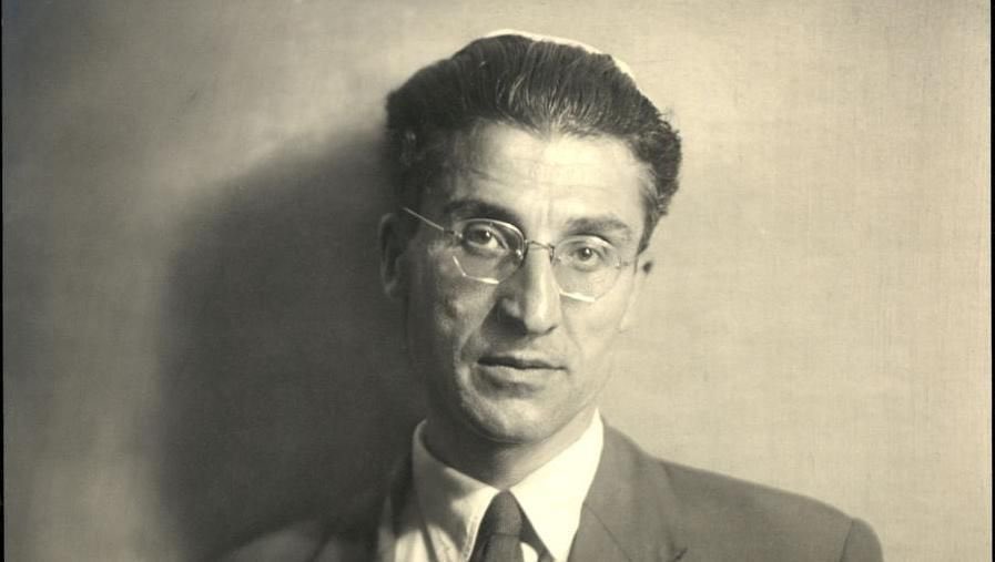 “Hai riaperto il dolore.
Sei la vita e la morte.
Sopra la terra nuda
sei passata leggera
come rondine o nube,
tu hai violato la terra.
La speranza si torce,
e ti attende ti chiama.
Sei la vita e la morte.
Il tuo passo è leggero.”
Cesare Pavese - 25 marzo 1950