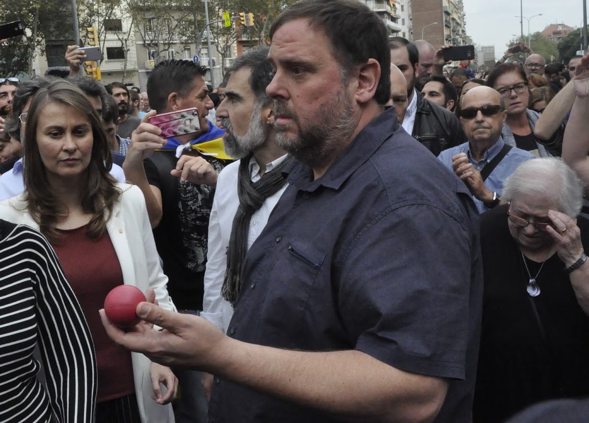 El Consell de Ministres podria concedir l'indult als ultres de Blanquerna, condemnats a 2 anys i 7 mesos, que han ajornat reiteradament l'entrada a presó a la vegada que indulta als presos polítics condemnats per l'1-O. Té l'expedient sobre la taula xavier-rius.blogspot.com/2021/06/el-con…
