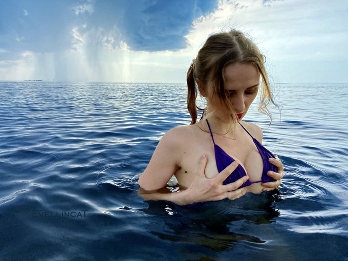 Tanning by the pool 💦 Raise your hand if you want to oil my back https://t.co/RhnzRFOK58<a href="/tag/mickey"class="tags"><span>#mickey</span></a><a href="/tag/film"class="tags"><span>#film</span></a><a href="/tag/kino"class="tags"><span>#kino</span></a><a href="/tag/cell"class="tags"><span>#cell</span></a><a href="/tag/grid"class="tags"><span>#grid</span></a><a href="/tag/evellincat"class="tags"><span>#evellincat</span></a>