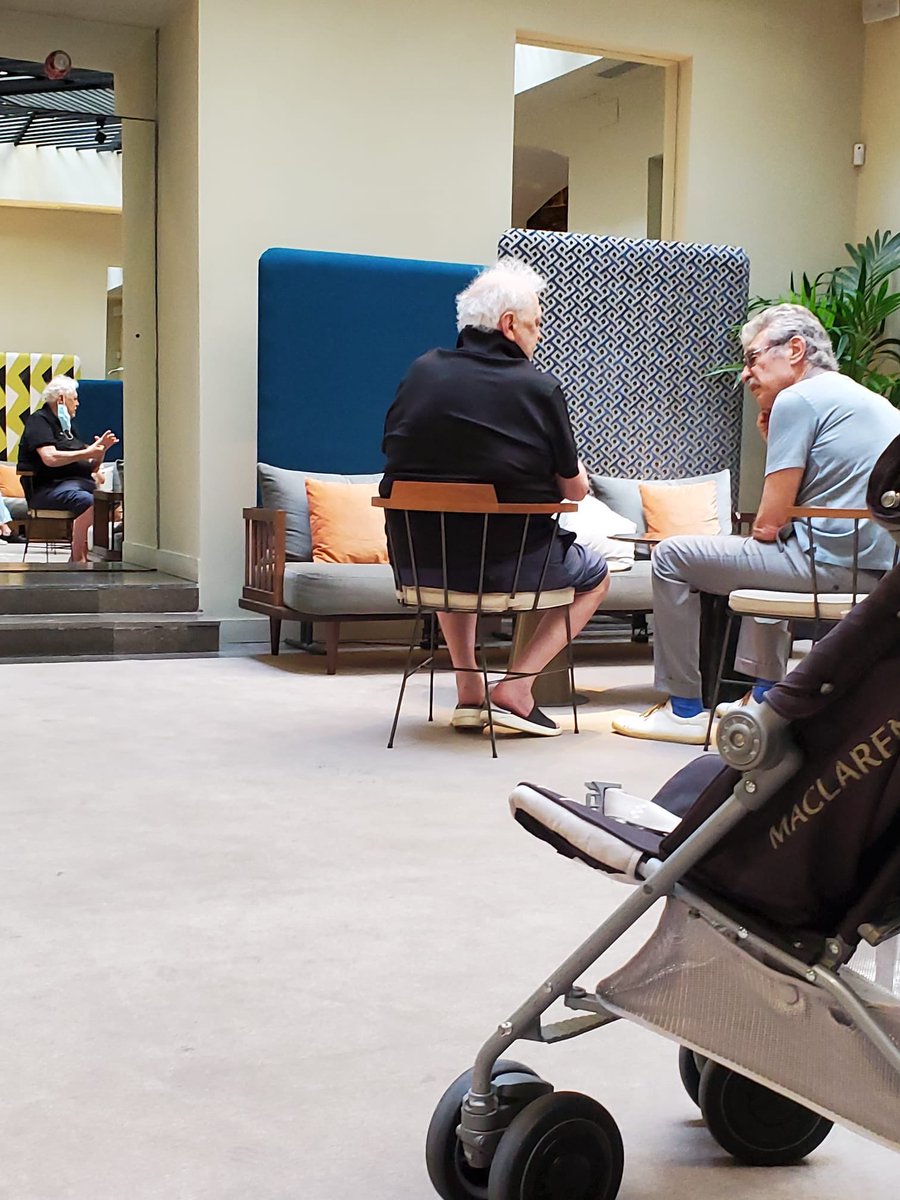 No puede ser cierto que Ginés y Sigman, el dueño del laboratorio que hace la vacuna Astrazéneca acá y se super atrasó, se hayan reunido en el VIP del aeropuerto de Madrid.
