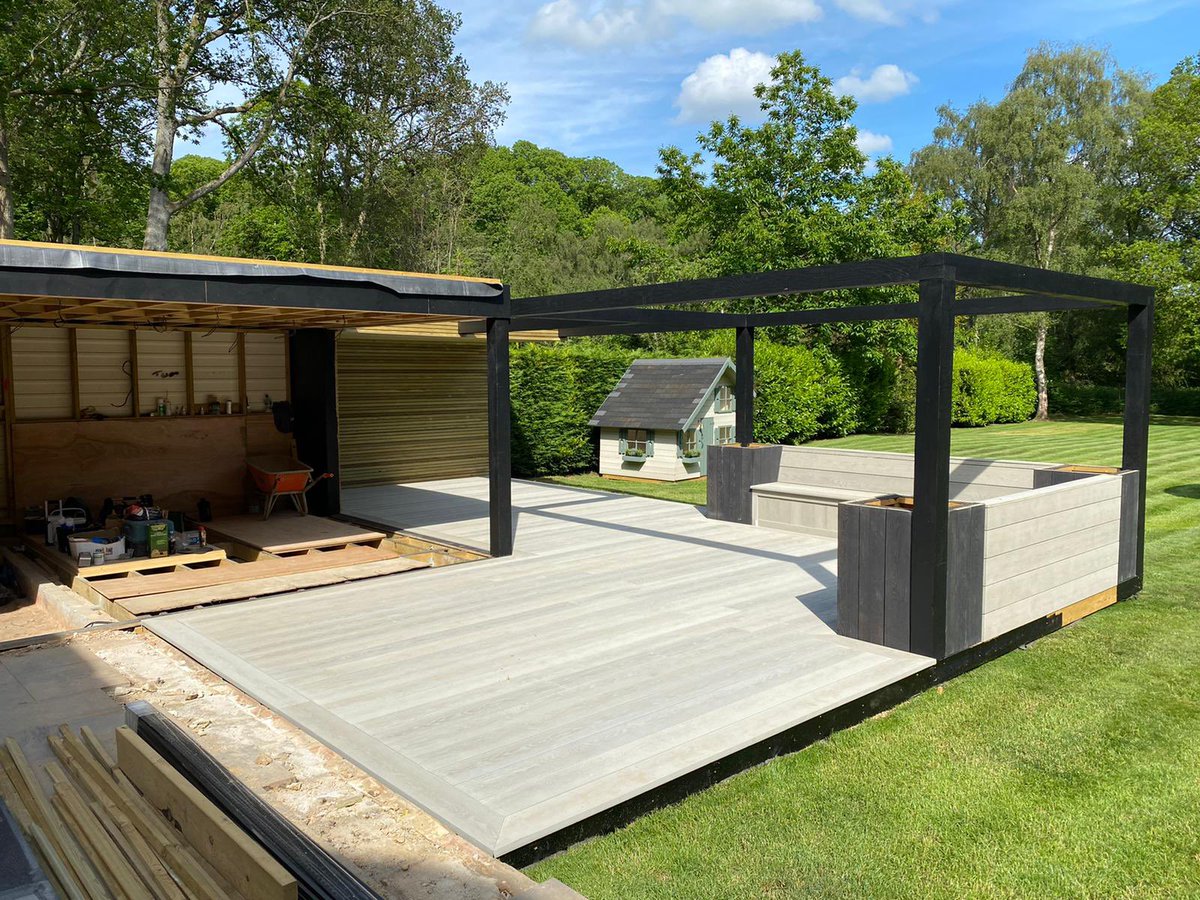limebokbrett's tweet image. Our Ashridge project is taking shape! 1st section of @Millboard_UK completed ready for the outdoor kitchen to go in on Wednesday!