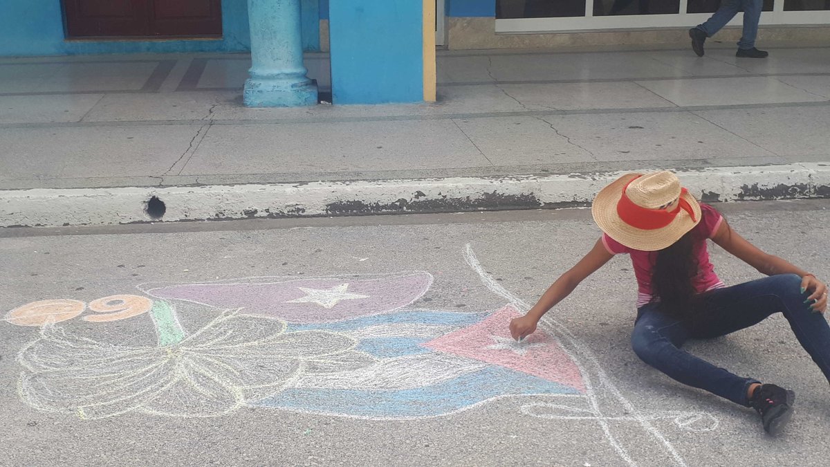 Es 14 de junio y desde temprano pioneros bayameses dan colorido a las calles de la Plaza de la Revolución con pinturas que expresan amor a la patria y cubanía, todo ello con motivo del natalicio de dos grandes héroes de nuestra revolución, Antonio Maceo y Ernesto Che Guevara.