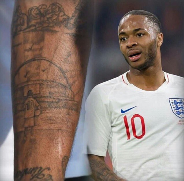 Mercado_Ingles's tweet photo. Raheem Sterling tiene un tatuaje de un niño mirando el estadio de Wembley. Cuando era niño el vivía cerca del estadio y solía ir con su cicla a verlo anhelando jugar. Ayer con el 10 en la espalda como en el tatuaje, marcó el gol de la victoria para Inglaterra 1-0 vs Croacia. https://t.co/iu4AbYjWpQ