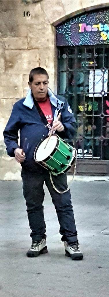 Avui com cada vespre hi hem tornat.  Avui fa 3 anys i 214 dies que toquem per vosaltres. No ens aturarem!! Guillem avui també va per tu!! <a href="/raulromeva/">Raül Romeva i Rueda</a> <a href="/junqueras/">Oriol Junqueras 🎗️</a> <a href="/joseprull/">Josep Rull i Andreu</a> @jordialapreso <a href="/quimforn/">Joaquim Forn</a> <a href="/omniumgracia/">Òmnium Gràcia</a>  <a href="/assemblea/">Assemblea Nacional Catalana</a> <a href="/jcuixart/">Jordi Cuixart</a> <a href="/jorditurull/">Jordi Turull i Negre</a>
 <a href="/ForcadellCarme/">Carme Forcadell Lluís</a> <a href="/dolorsbassac/">Dolors Bassa</a>