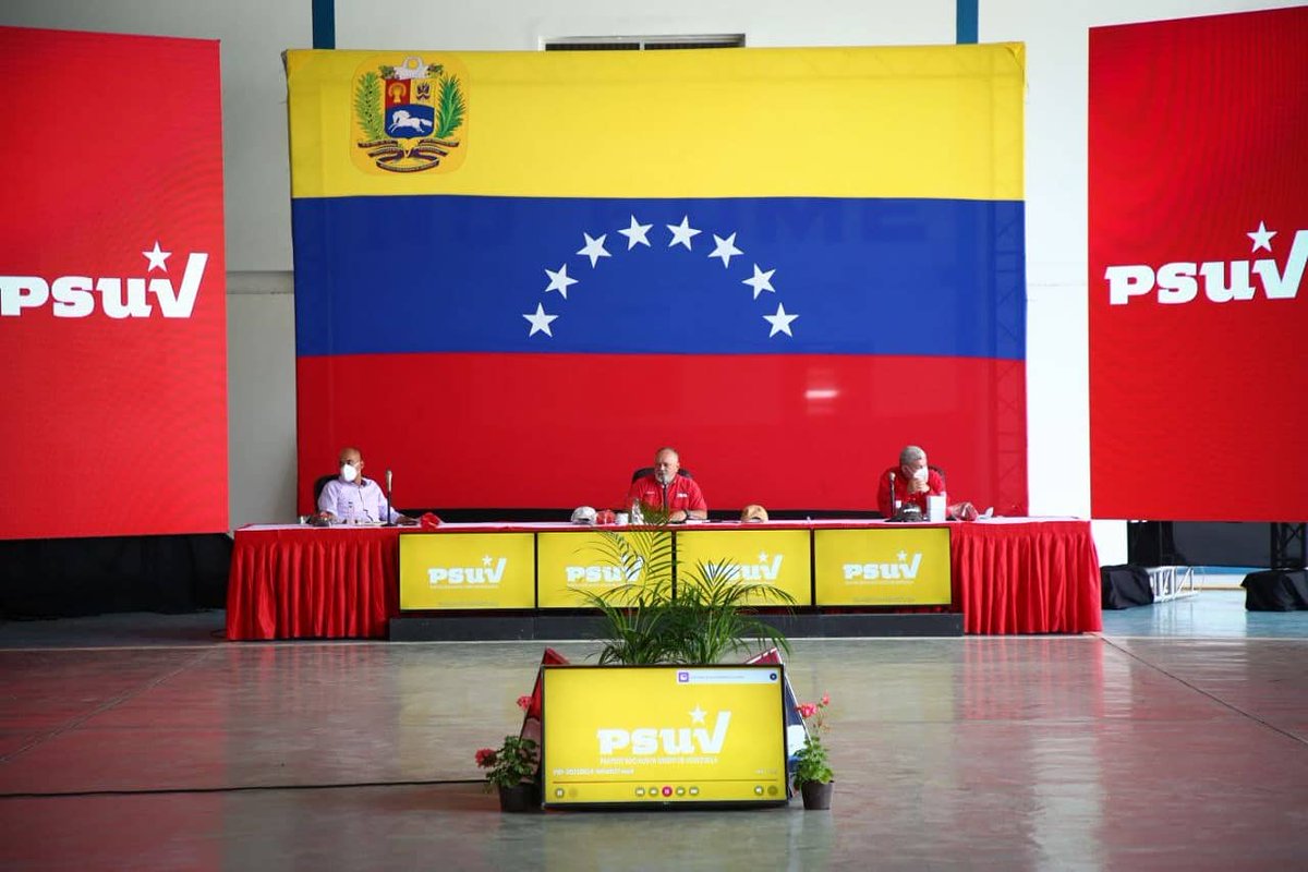 Estamos en la ciudad de Caracas en una reunión con la Dirección Nacional del <a href="/PartidoPSUV/">PSUV</a>, con temas de interés político nacional para seguir consolidando la Revolución Bolivariana.

#LlamaDeCaraboboInvencible