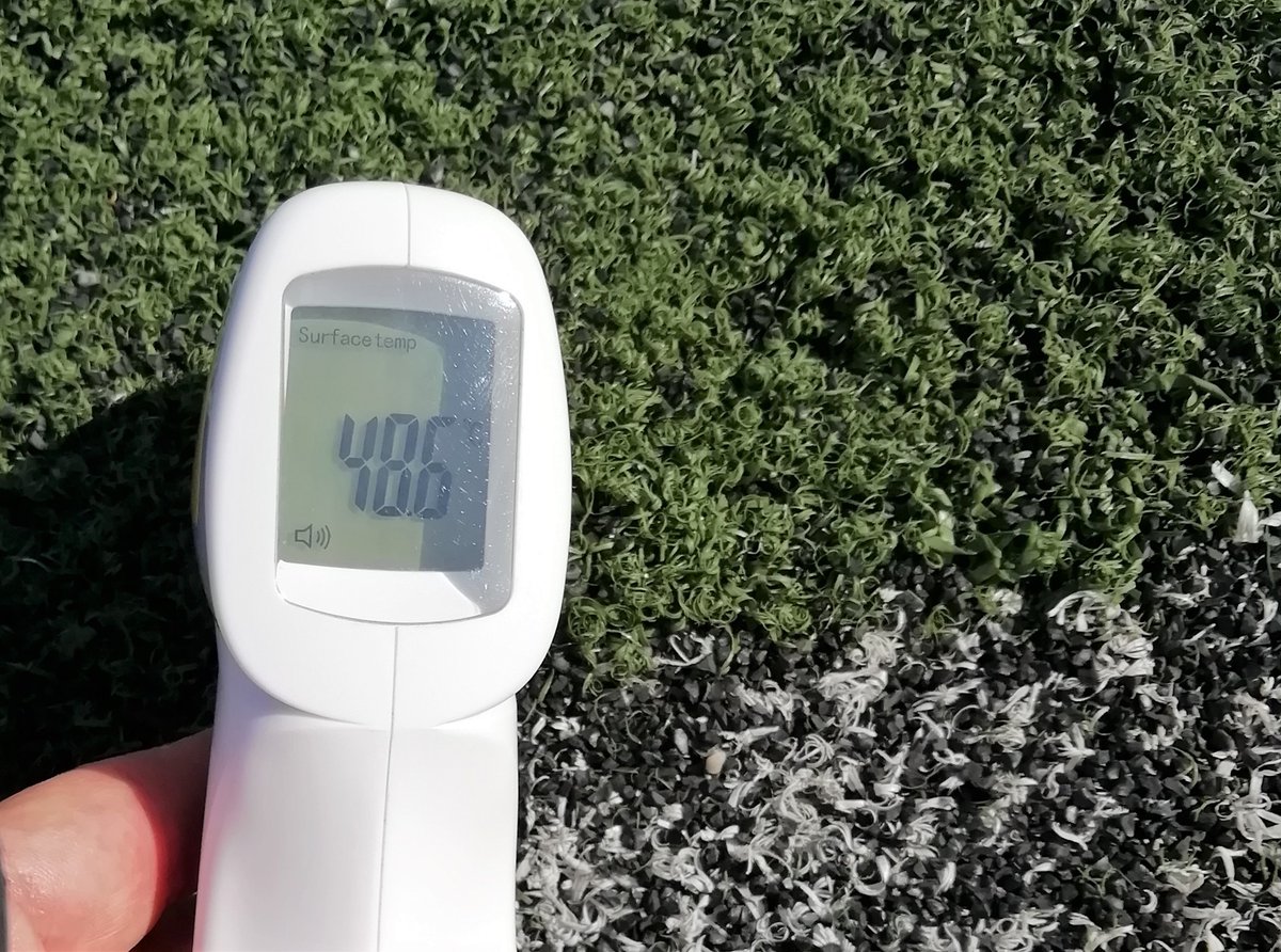BatlloriJordi's tweet photo. Temperatura real hoy del césped artificial unos minutos antes de que los niños entrenaran. Nunca riegan. El sábado jugamos a las 10:30 y al final del partido a los niños les ardían los pies. Los gestores de la instalación sólo piensan en ahorrar y no gastar. Inaceptable con niños https://t.co/7ogCNxA4TZ
